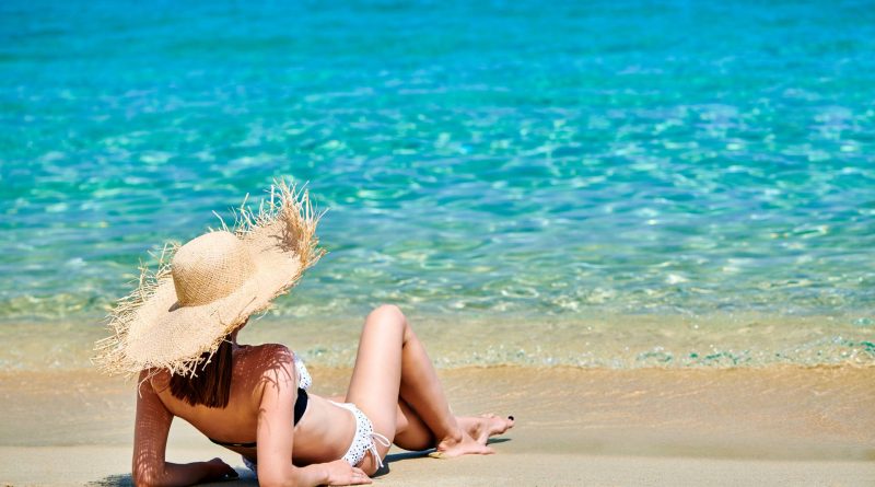 kobieta w bikini na plaży